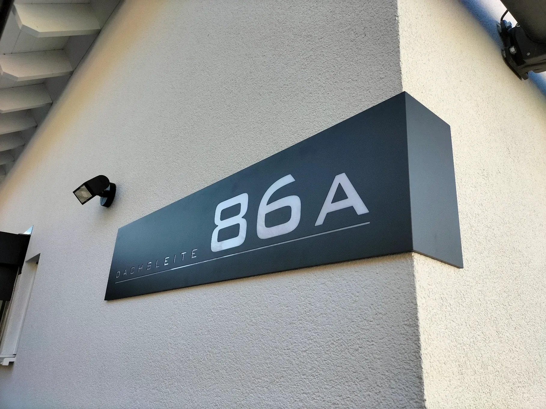 Hausnummer Schild beleuchtet mit beleuchteter Hausnummer