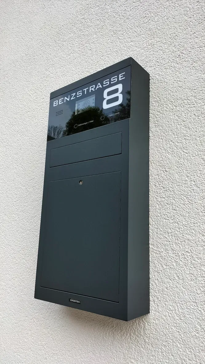 Unterputz-Briefkasten Aufputz-Briefkasten 1-Familien Architekten von ERCOTEH mit Videosprechanlage in Anthrazit RAL 7016 Edelstahl, beleuchtete Straße und Hausnummer mit eingebauter Kamera und Klingel Fingerprint Codeschloss und keypad Türsprechanlage von Gira System 106, Siedle, Loxone, 2N, HIKVISION Videosprechanlage maßanfertigung nach kundenwunsch aufputz briefkasten designer premium ercoteh briefkastenmanufaktur made in germany set 2009