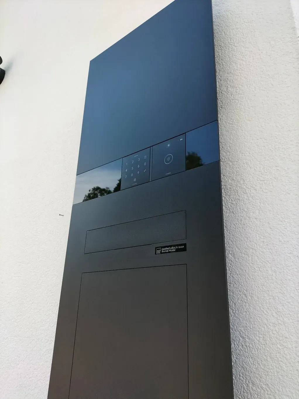 Unterputz-Briefkasten Aufputz-Briefkasten 1-Familien Architekten von ERCOTEH mit Videosprechanlage in Anthrazit RAL 7016 Edelstahl, beleuchtete Straße und Hausnummer mit eingebauter Kamera und Klingel Fingerprint Codeschloss und keypad Türsprechanlage von Gira System 106, Siedle, Loxone, 2N, HIKVISION Videosprechanlage maßanfertigung nach kundenwunsch aufputz briefkasten designer premium ercoteh briefkastenmanufaktur made in germany set 2009