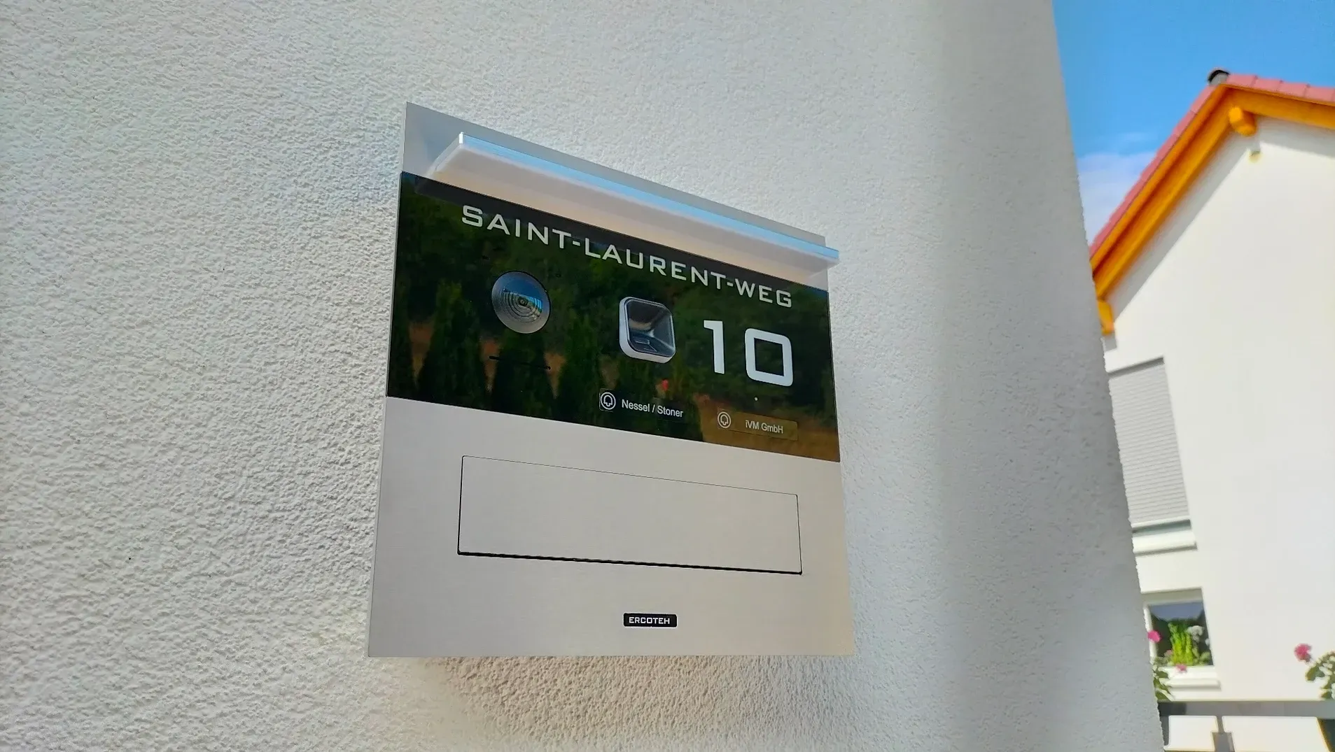 Mauerdurchwurf-Briefkasten durchwurf-Briefkasten 1-Familien von ERCOTEH mit Videosprechanlage in Anthrazit RAL 7016 Edelstahl, beleuchtete Straße und Hausnummer mit eingebauter Kamera und Klingel Fingerprint Codeschloss und keypad Türsprechanlage von Gira System 106, Siedle, Loxone, 2N, HIKVISION Videosprechanlage maßanfertigung nach kundenwunsch aufputz briefkasten designer premium ercoteh briefkastenmanufaktur made in germany set 2009