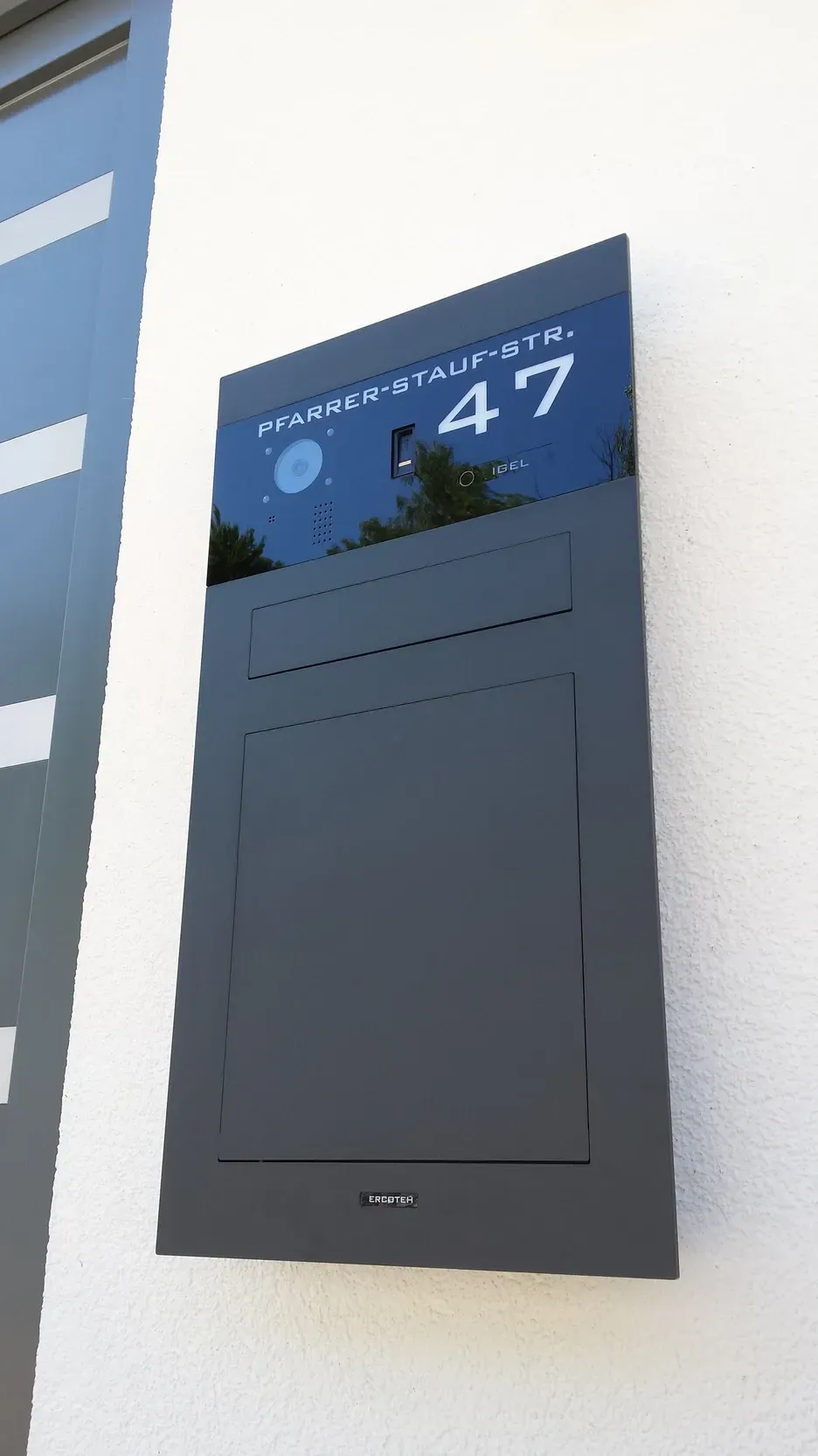 Unterputz-Briefkasten Aufputz-Briefkasten 1-Familien Architekten von ERCOTEH mit Videosprechanlage in Anthrazit RAL 7016 Edelstahl, beleuchtete Straße und Hausnummer mit eingebauter Kamera und Klingel Fingerprint Codeschloss und keypad Türsprechanlage von Gira System 106, Siedle, Loxone, 2N, HIKVISION Videosprechanlage maßanfertigung nach kundenwunsch aufputz briefkasten designer premium ercoteh briefkastenmanufaktur made in germany set 2009