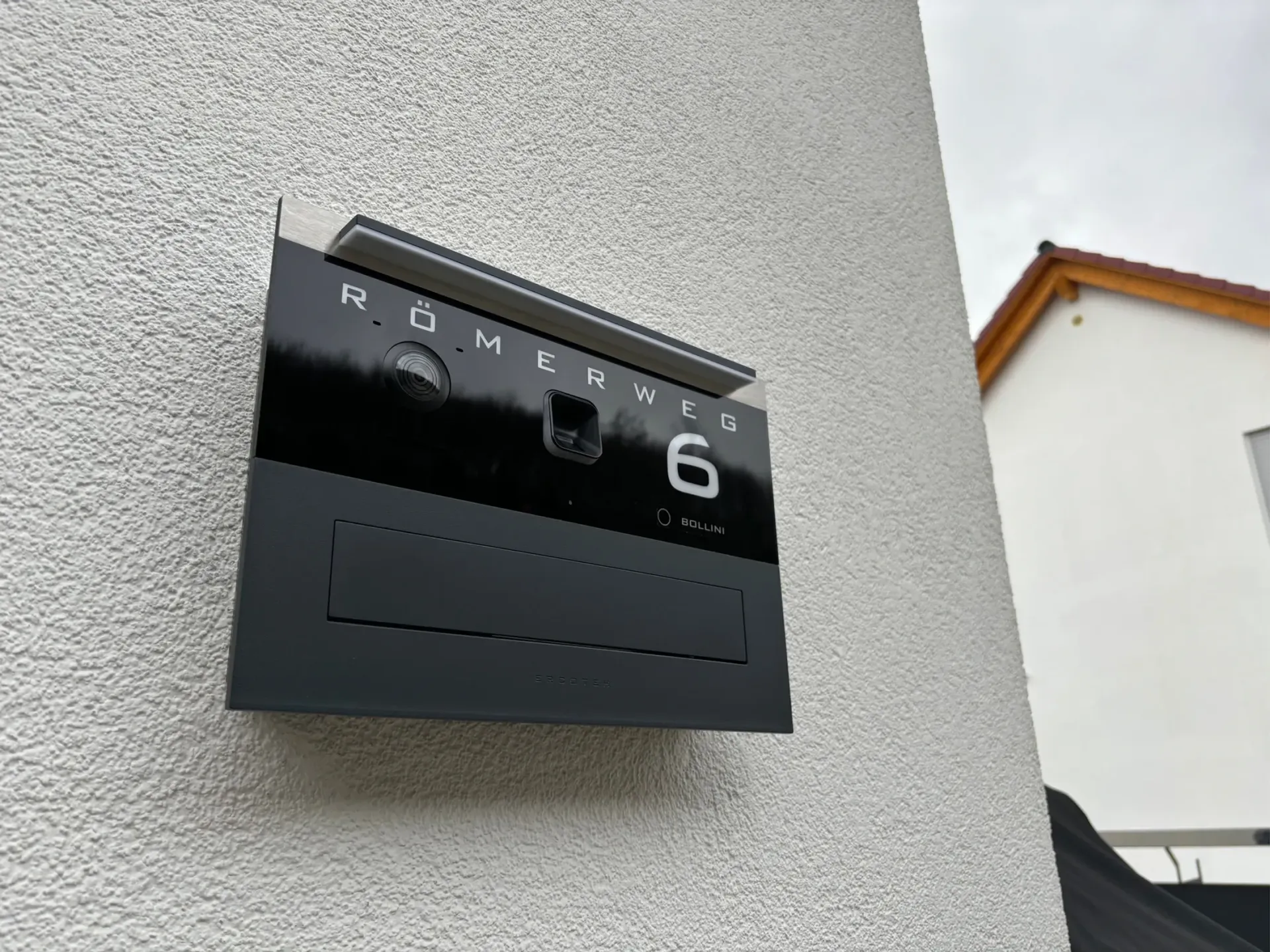 Mauerdurchwurf-Briefkasten durchwurf-Briefkasten 1-Familien von ERCOTEH mit Videosprechanlage in Anthrazit RAL 7016 Edelstahl, LED Leuchte beleuchtete Straße und Hausnummer mit eingebauter Kamera und Klingel Fingerprint Codeschloss und keypad Türsprechanlage von Gira System 106, Siedle, Loxone, 2N, HIKVISION Videosprechanlage maßanfertigung nach kundenwunsch aufputz briefkasten designer premium ercoteh briefkastenmanufaktur made in germany set 2009