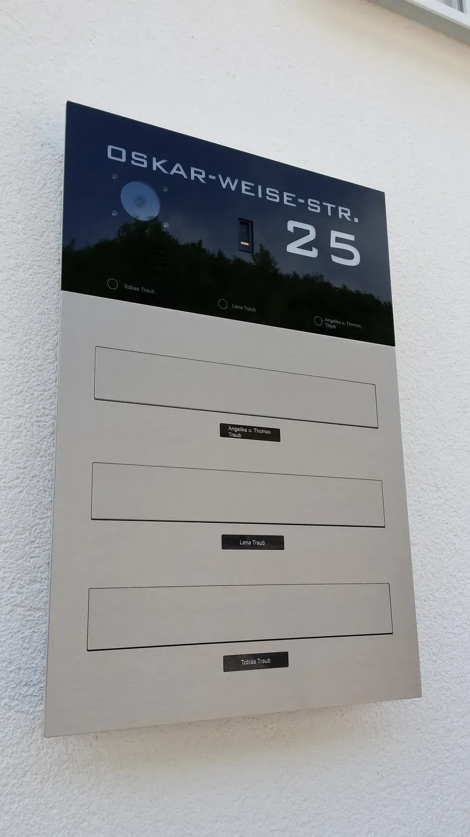 Mauerdurchwurf-Briefkasten durchwurf-Briefkasten 3-Familien von ERCOTEH mit Videosprechanlage in Anthrazit RAL 7016 mit eingebauter Kamera und Klingel Fingerprint Codeschloss und keypad Türsprechanlage von Gira System 106, Siedle, Loxone, 2N, HIKVISION Videosprechanlage maßanfertigung nach kundenwunsch aufputz briefkasten designer premium ercoteh briefkastenmanufaktur made in germany set 2009