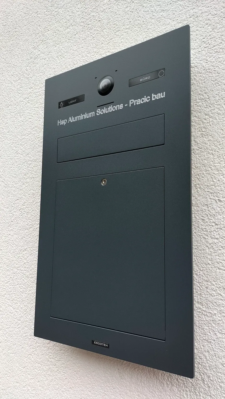 Unterputz-Briefkasten Aufputz-Briefkasten 1-Familien Architekten von ERCOTEH mit Videosprechanlage in Anthrazit RAL 7016 Edelstahl, beleuchtete Straße und Hausnummer mit eingebauter Kamera und Klingel Fingerprint Codeschloss und keypad Türsprechanlage von Gira System 106, Siedle, Loxone, 2N, HIKVISION Videosprechanlage maßanfertigung nach kundenwunsch aufputz briefkasten designer premium ercoteh briefkastenmanufaktur made in germany set 2009