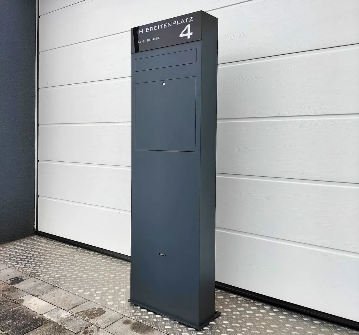 Briefkastenstele Standbriefkasten Briefkasten freistehend 1-familien von ERCOTEH mit Videosprechanlage in Anthrazit RAL 7016 mit eingebauter Kamera und Klingel Fingerprint Codeschloss und keypad Türsprechanlage von Gira System 106, Siedle, Loxone, 2N Videosprechanlage maßanfertigung nach kundenwunsch aufputz briefkasten designer premium ercoteh briefkastenmanufaktur made in germany