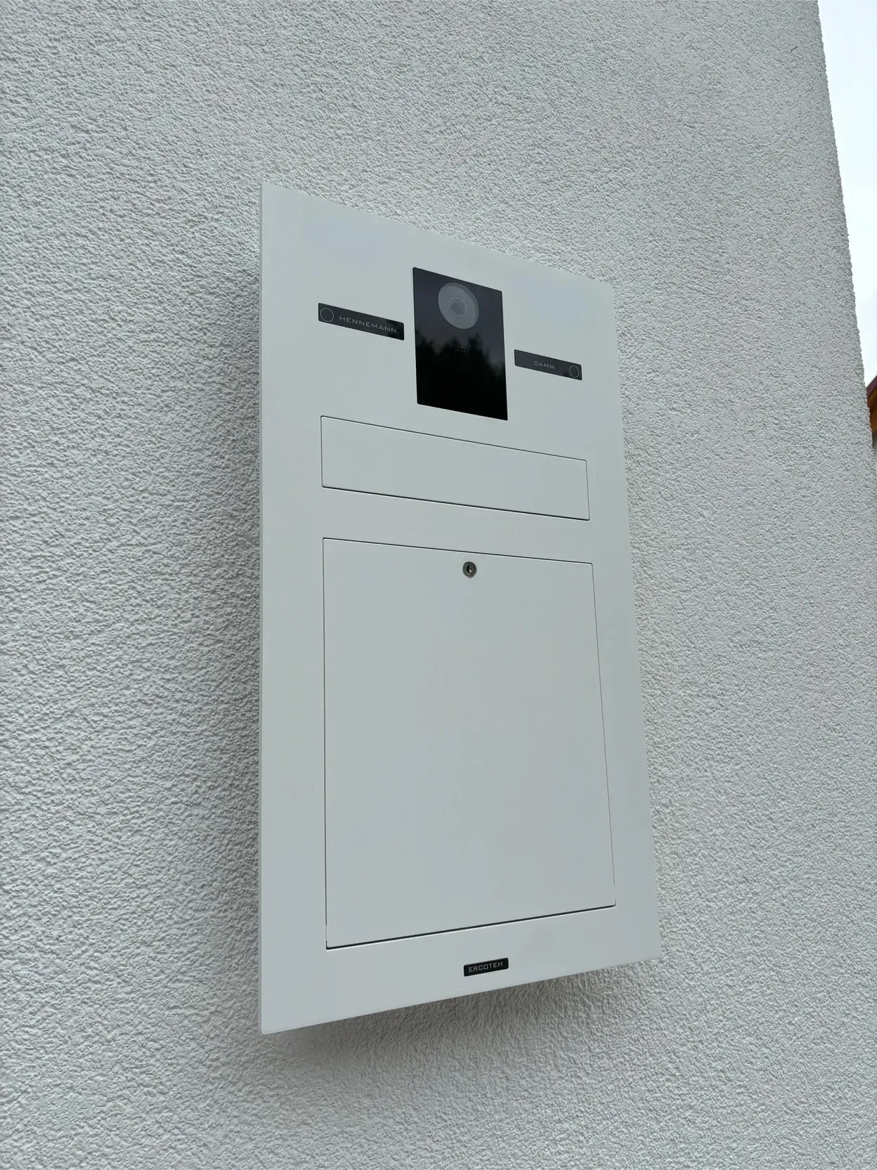 Unterputz-Briefkasten Aufputz-Briefkasten 1-Familien Architekten von ERCOTEH mit Videosprechanlage in Anthrazit RAL 7016 Edelstahl, beleuchtete Straße und Hausnummer mit eingebauter Kamera und Klingel Fingerprint Codeschloss und keypad Türsprechanlage von Gira System 106, Siedle, Loxone, 2N, HIKVISION Videosprechanlage maßanfertigung nach kundenwunsch aufputz briefkasten designer premium ercoteh briefkastenmanufaktur made in germany set 2009