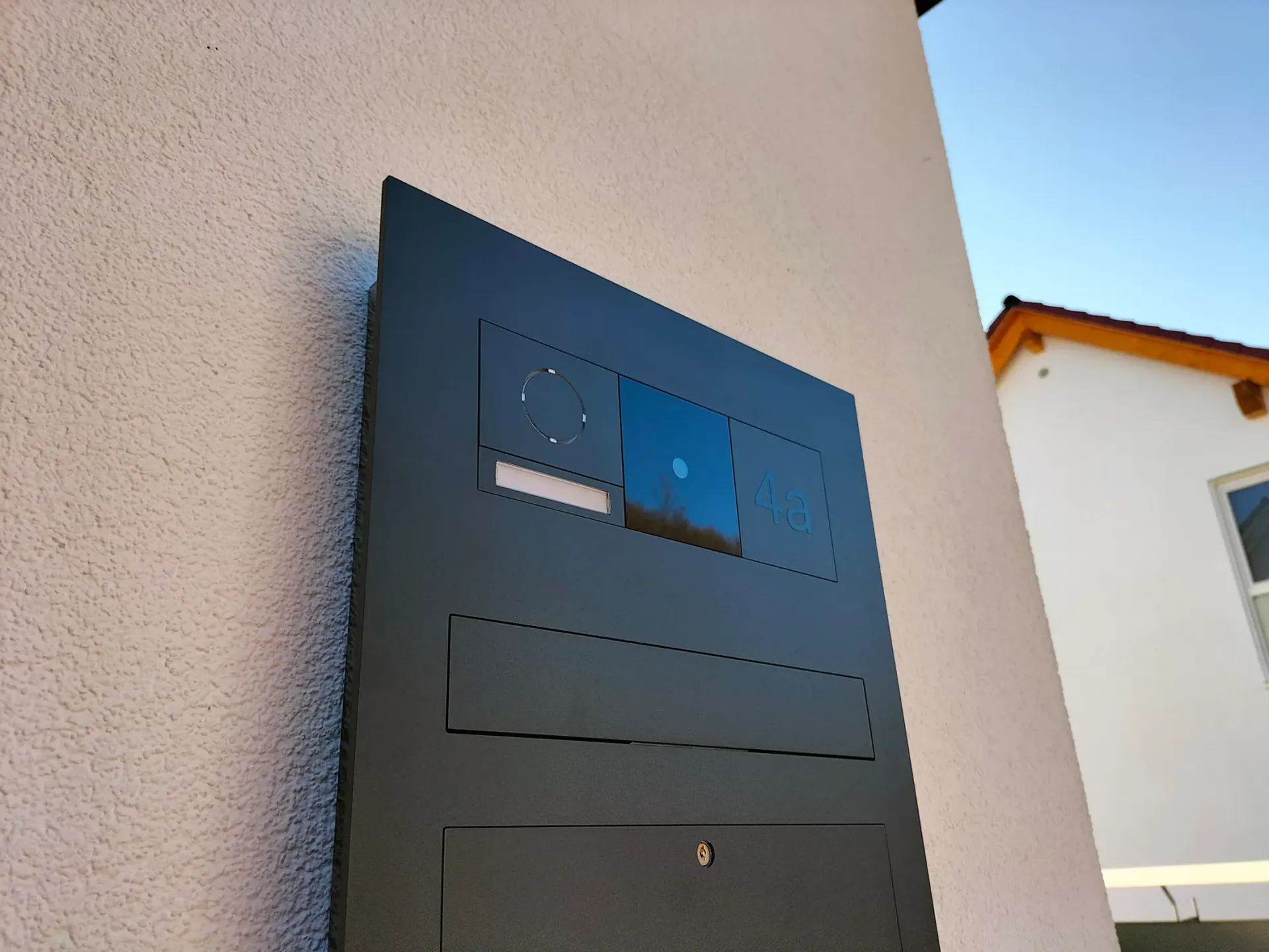 Ein schwarzer Briefkasten an der Seite eines Gebäudes