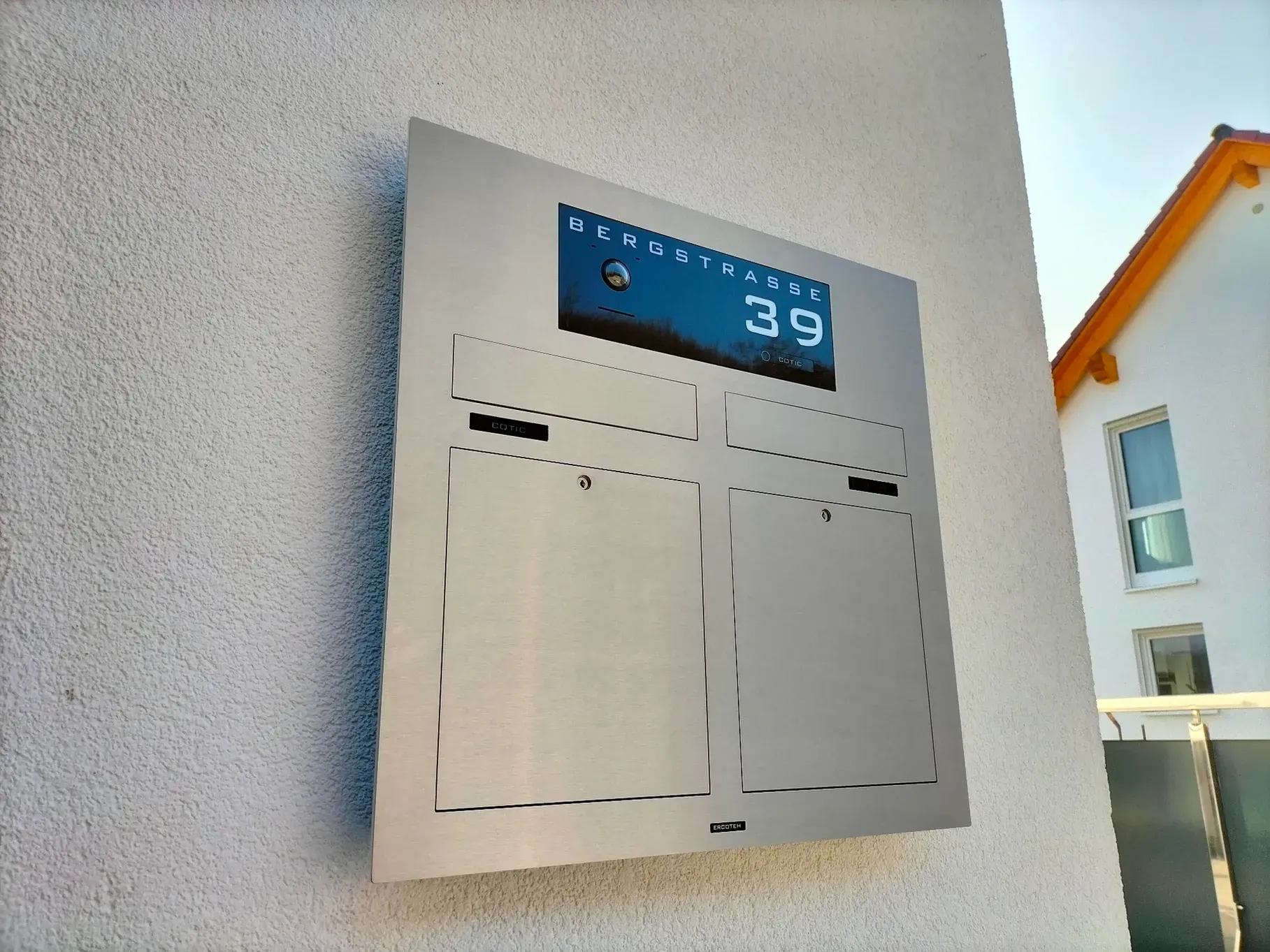 Unterputz-Briefkasten Aufputz-Briefkasten 2-Familien Architekten von ERCOTEH mit Videosprechanlage in Anthrazit RAL 7016 Edelstahl, beleuchtete Straße und Hausnummer mit eingebauter Kamera und Klingel Fingerprint Codeschloss und keypad Türsprechanlage von Gira System 106, Siedle, Loxone, 2N, HIKVISION Videosprechanlage maßanfertigung nach kundenwunsch aufputz briefkasten designer premium ercoteh briefkastenmanufaktur made in germany set 2009