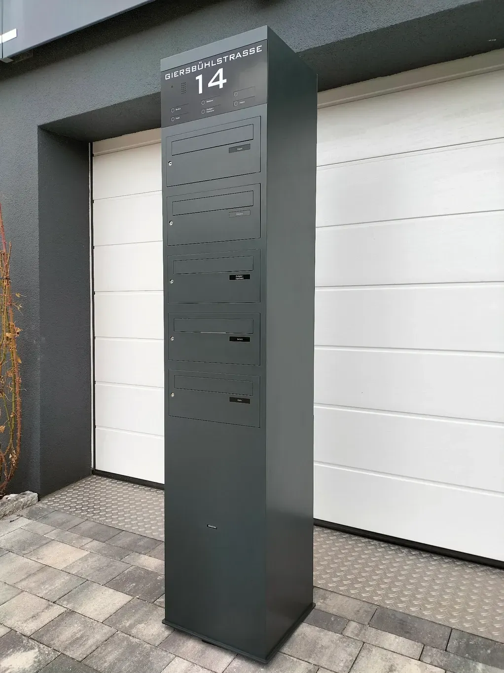 Briefkastenstele Standbriefkasten Briefkasten freistehend 5-familien von ERCOTEH mit Videosprechanlage in Anthrazit RAL 7016 mit eingebauter Kamera und Klingel Fingerprint Codeschloss und keypad Türsprechanlage von Gira System 106, Siedle, Loxone, 2N Videosprechanlage maßanfertigung nach kundenwunsch aufputz briefkasten designer premium ercoteh briefkastenmanufaktur made in germany