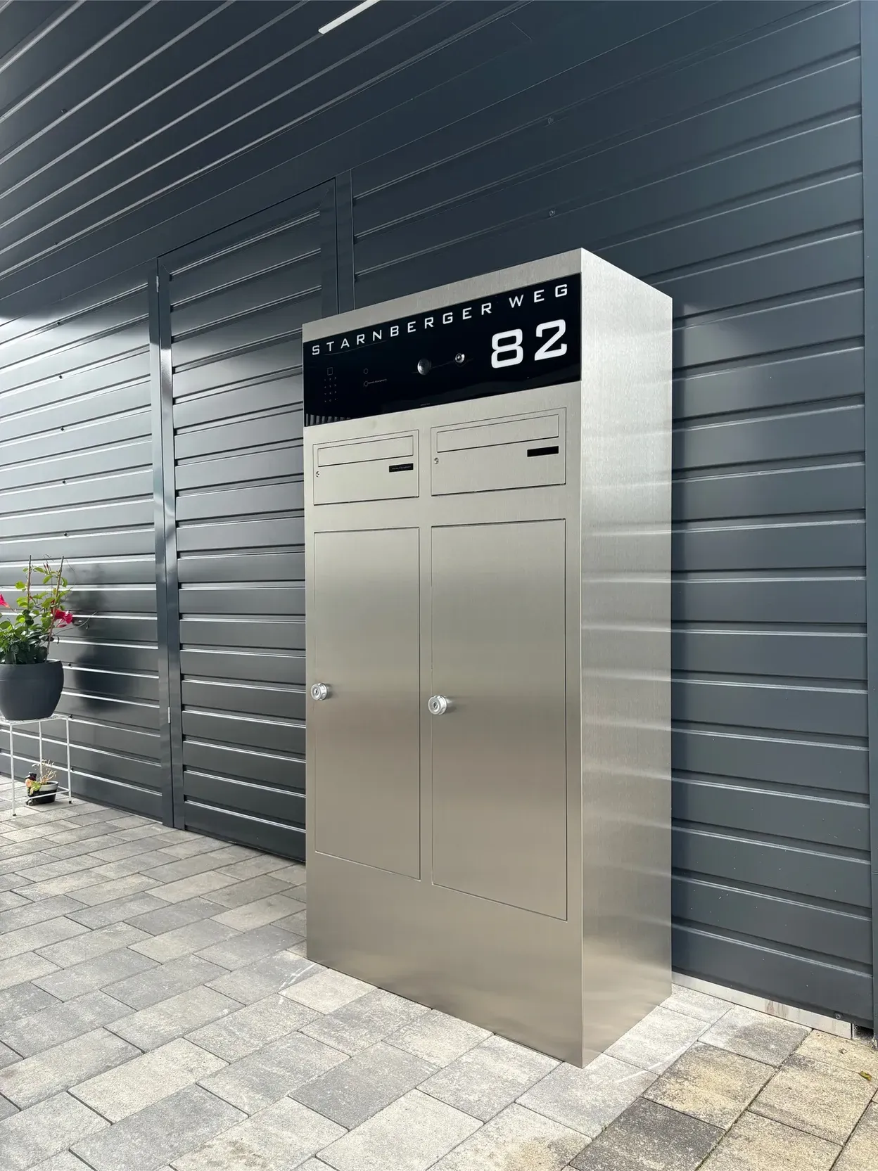 Briefkastenstele Standbriefkasten Briefkasten freistehend 2-familien von ERCOTEH mit Videosprechanlage in Anthrazit RAL 7016 mit eingebauter Kamera und Klingel Fingerprint Codeschloss und keypad Türsprechanlage von Gira System 106, Siedle, Loxone, 2N Videosprechanlage maßanfertigung nach kundenwunsch aufputz briefkasten designer premium ercoteh briefkastenmanufaktur made in germany