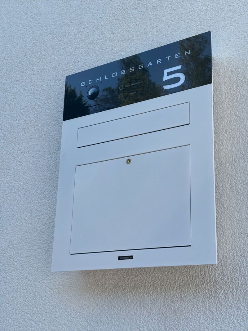 Ein weißes Schild mit der Zahl 5 darauf