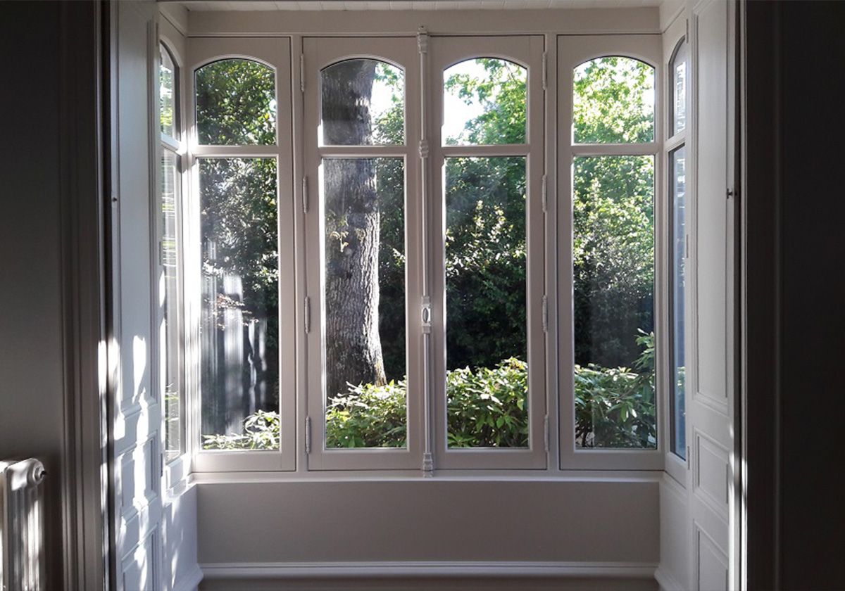 Fenêtre vue de l'intérieur d'une maison