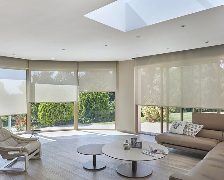 Stores intérieurs dans un salon