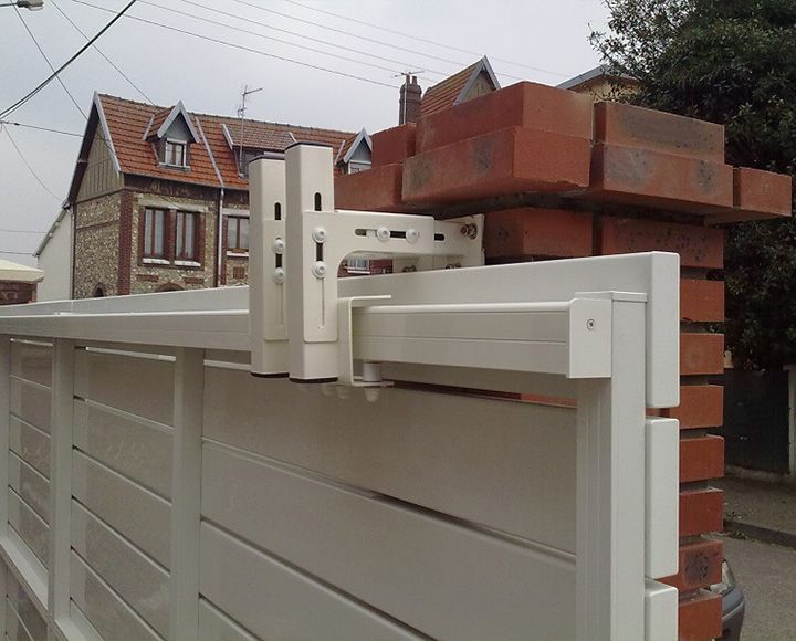 Portail blanc entrouvert