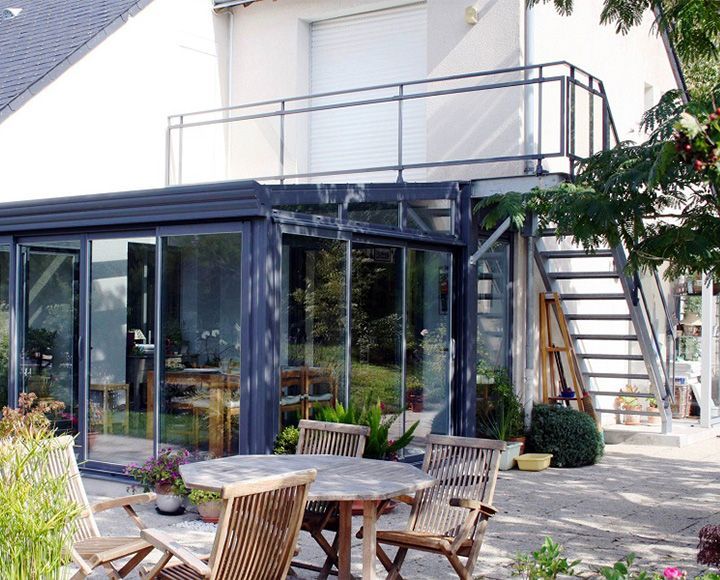 Véranda accolée à la façade d'une maison