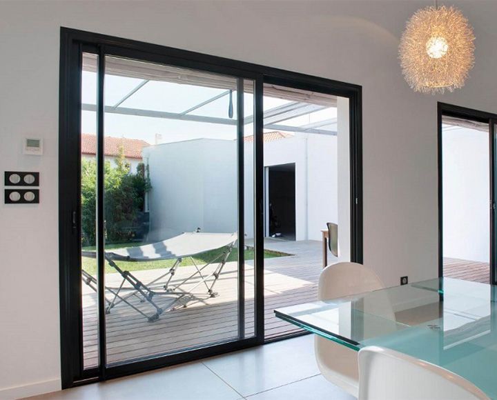 Baie vitrée dans une maison