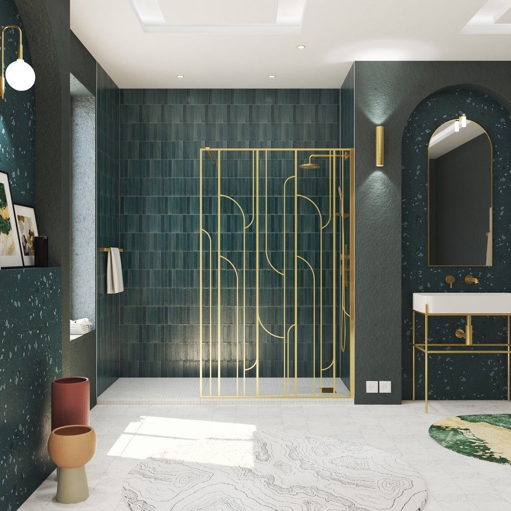 Salle de bains haut de gamme avec douche à l’italienne dorée d'inspiration art déco
