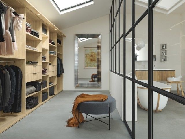 Dressing en bois clair avec verrière style atelier, assise et puits de lumière au plafond