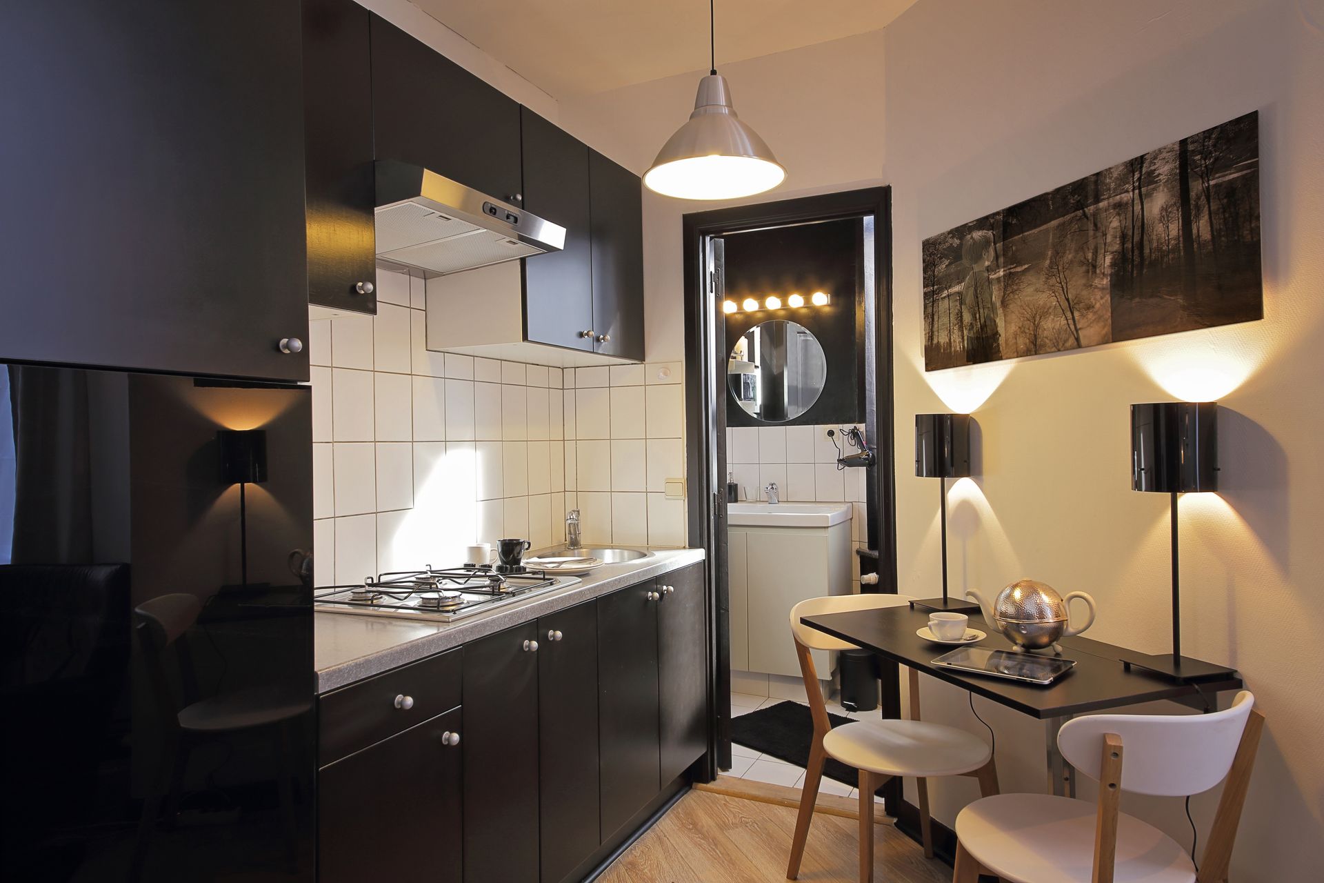 Cuisine noire moderne avec table d'appoint