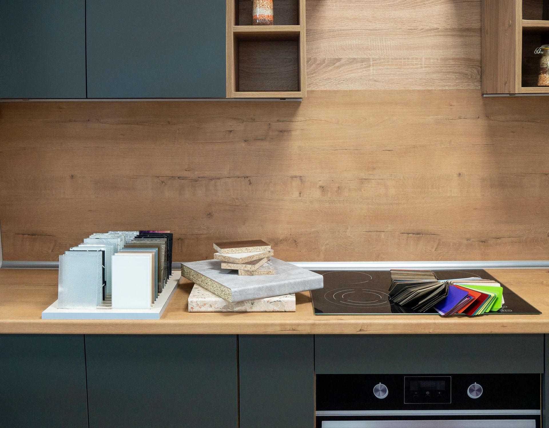 Cuisine avec crédence en bois et façades vertes