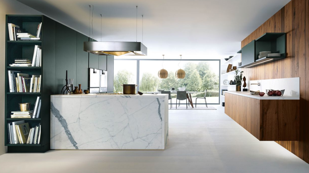 Îlot central en marbre avec coin cuisson et robinetterie encastrée