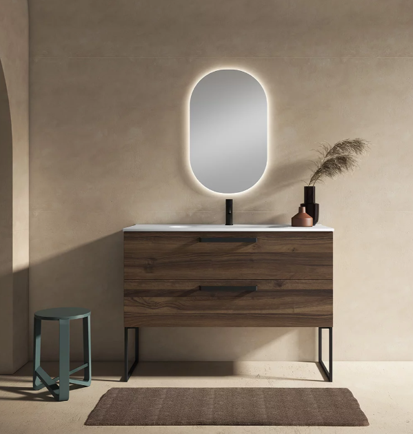 Salle de bains bois et noir avec miroir ovale rétroéclairé