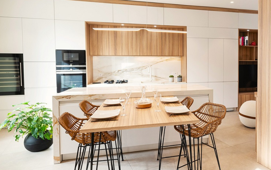 Cuisine scandinave avec table centrale et chaises tressées