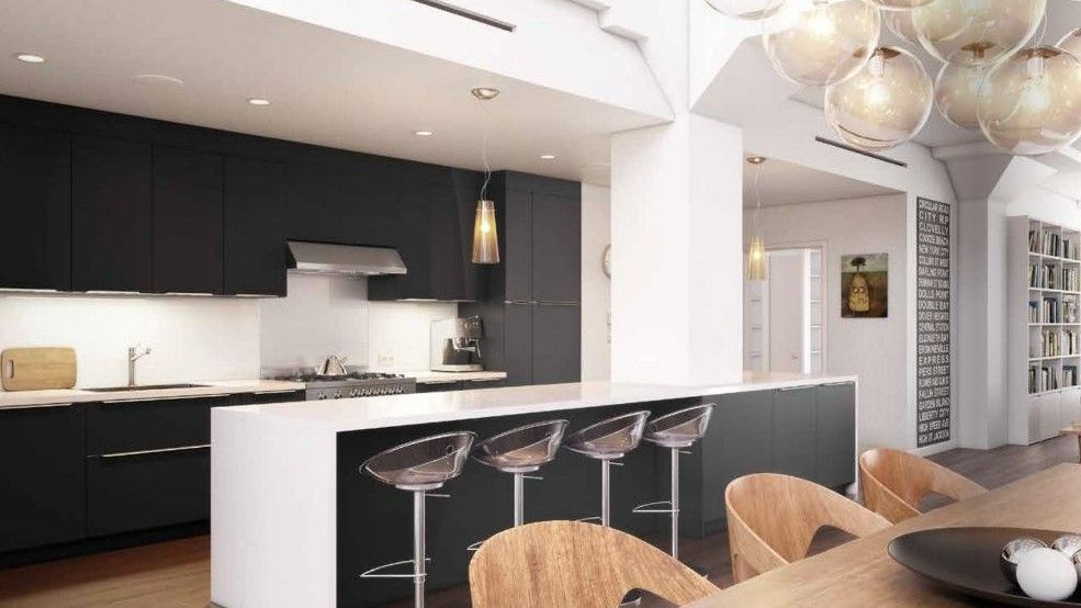 Cuisine américaine avec bar et chaises de bar