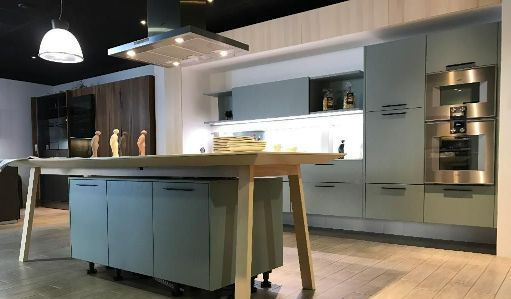 Cuisine vert sauge avec îlot central