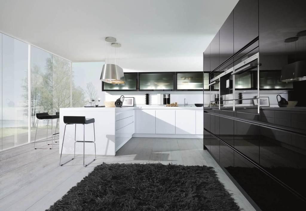 Cuisine haut de gamme avec îlot en marbre et meubles blancs brillants