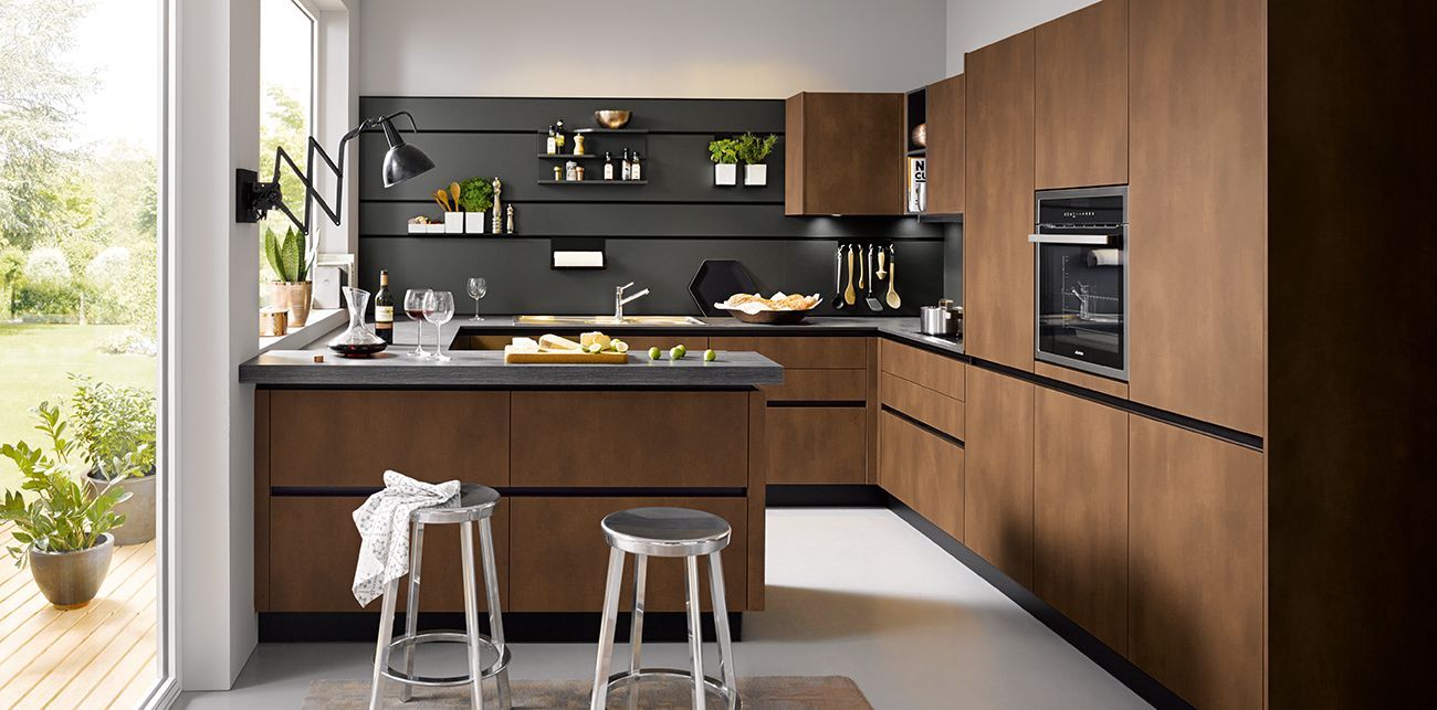 Cuisine lumineuse avec niches de rangement et électroménager encastré