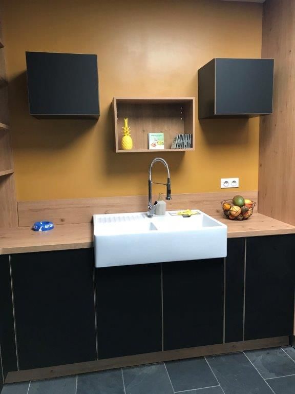 Cuisine noire avec évier timbres et étagères murales