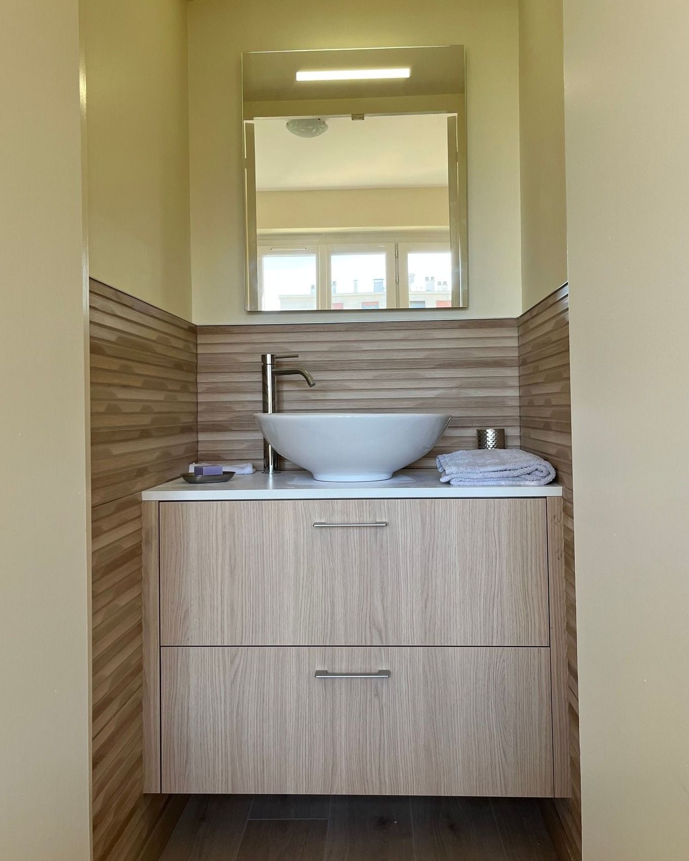 Meuble de salle de bains suspendu en bois clair avec vasque posée