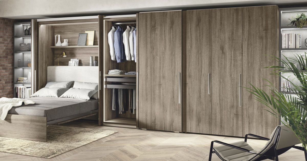 Dressing encastré avec portes coulissantes effet bois et accès direct à la chambre