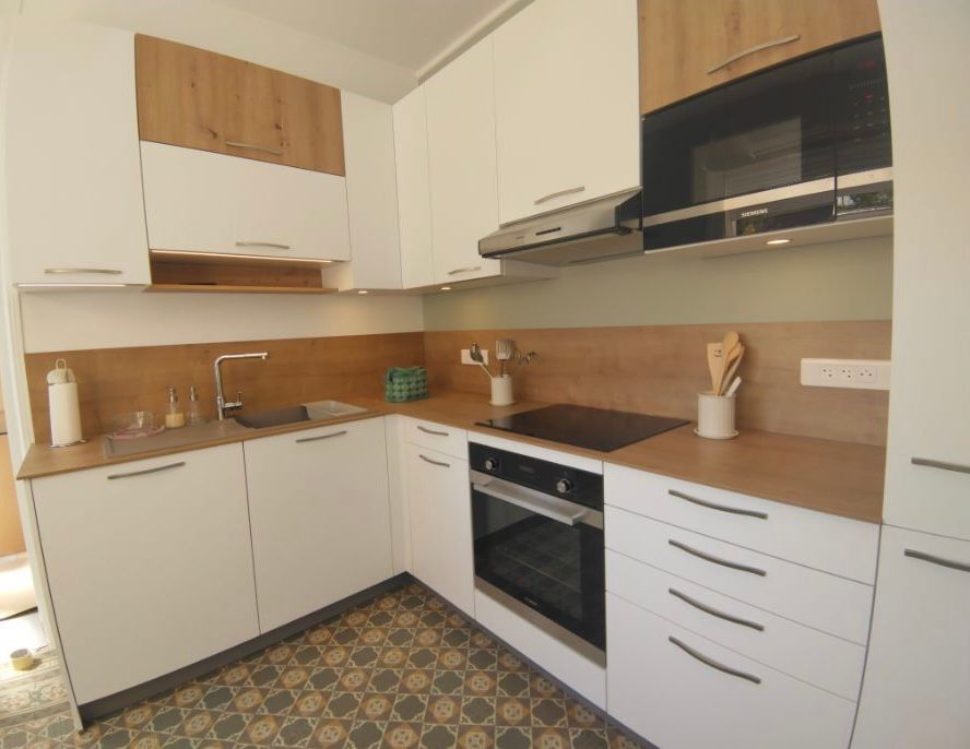 Cuisine en angle blanche et bois