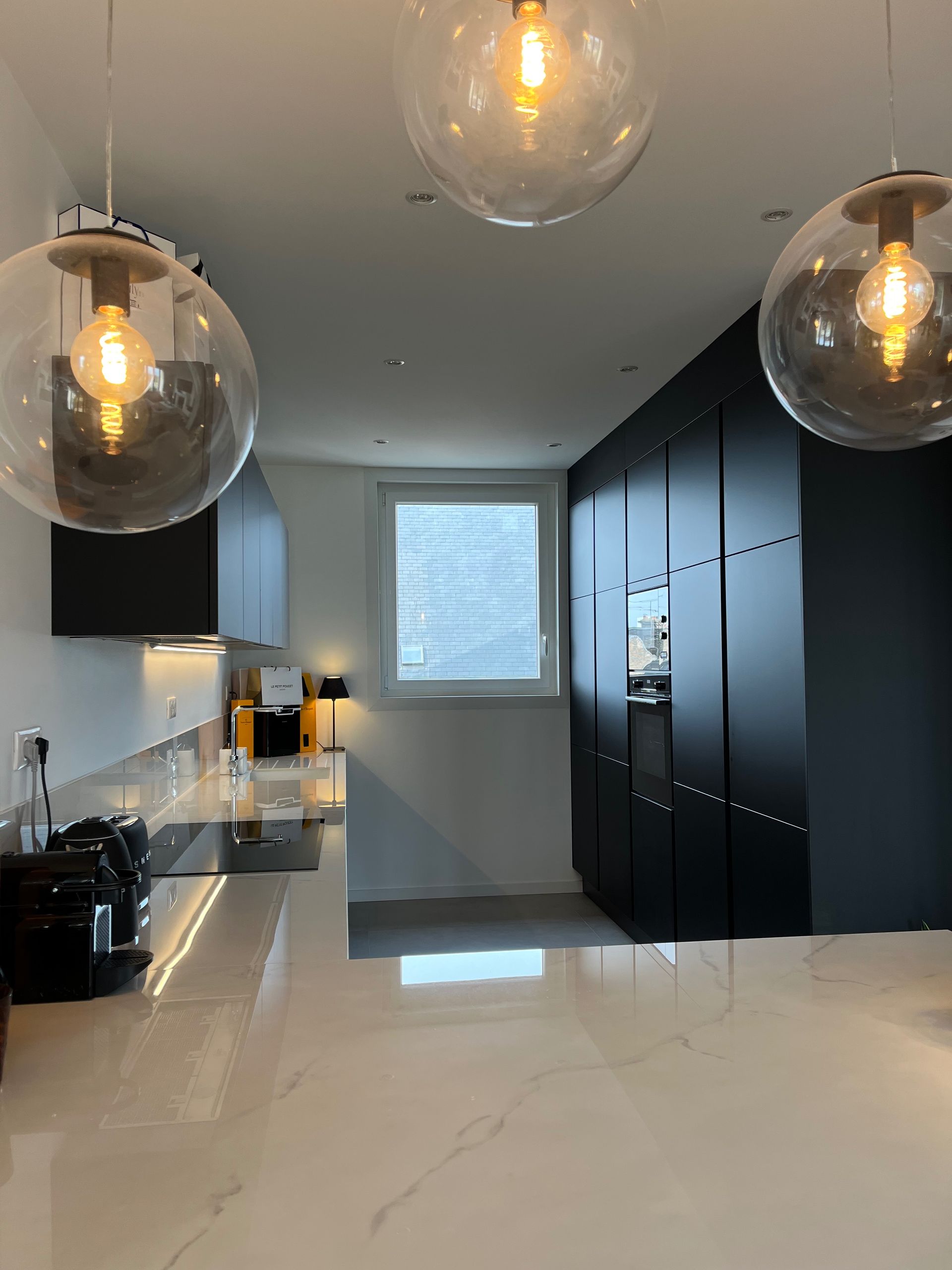 Espace repas élégant avec suspensions dorées et mobilier design