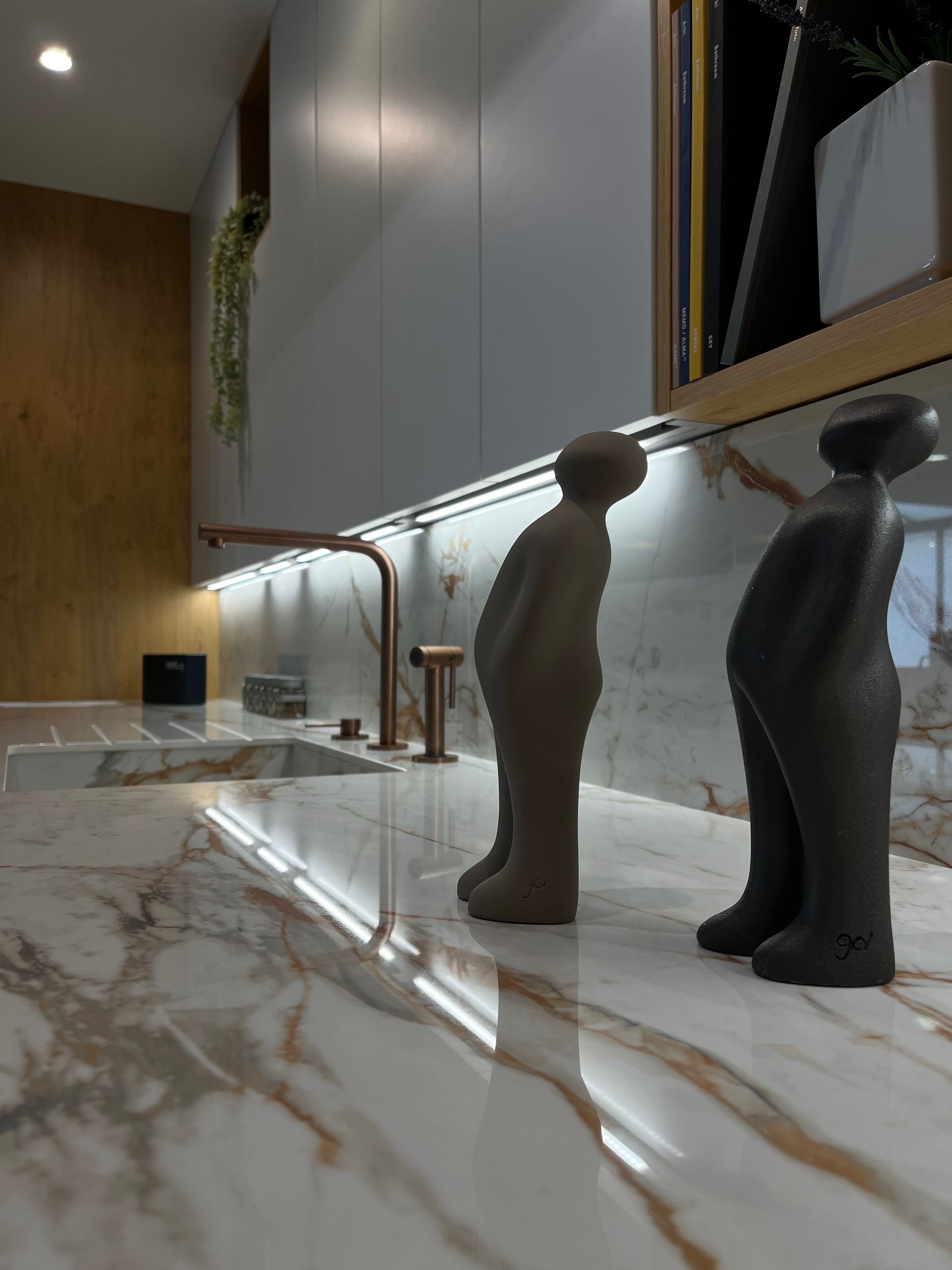 Robinetterie design dans une salle de bains moderne