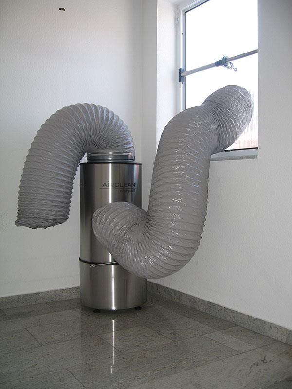 Ein großer Schlauch ist an einem Metallgegenstand in einem Raum befestigt