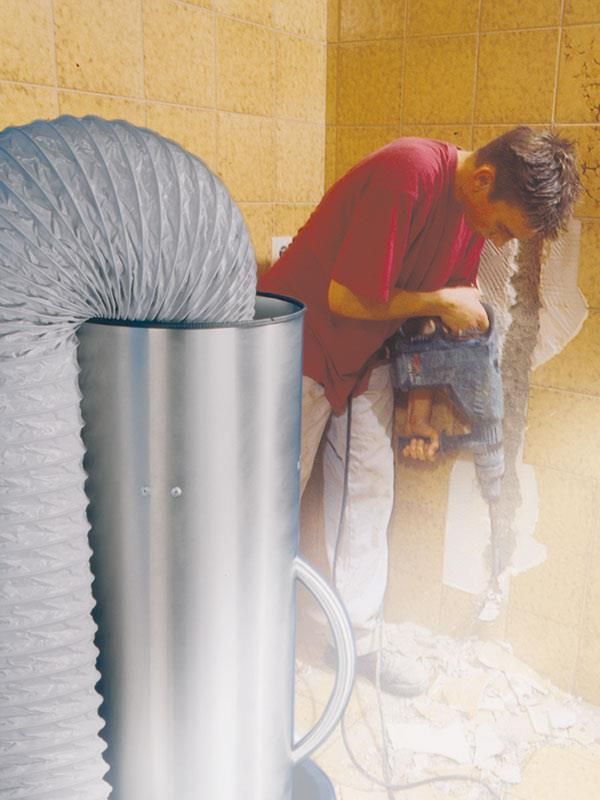 Ein Mann in einem roten Hemd benutzt einen Staubsauger