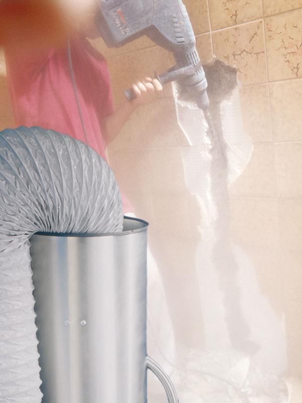 Ein Mann bohrt mit einer Bohrmaschine ein Loch in eine Wand.