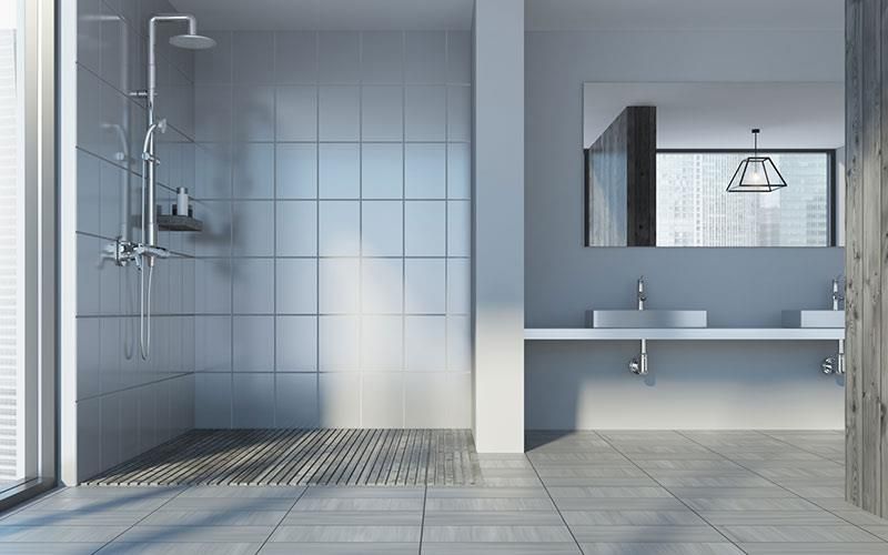 Ein Badezimmer mit ebenerdiger Dusche, Waschbecken und Spiegel.