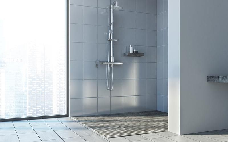 Ein Badezimmer mit ebenerdiger Dusche und großem Fenster.