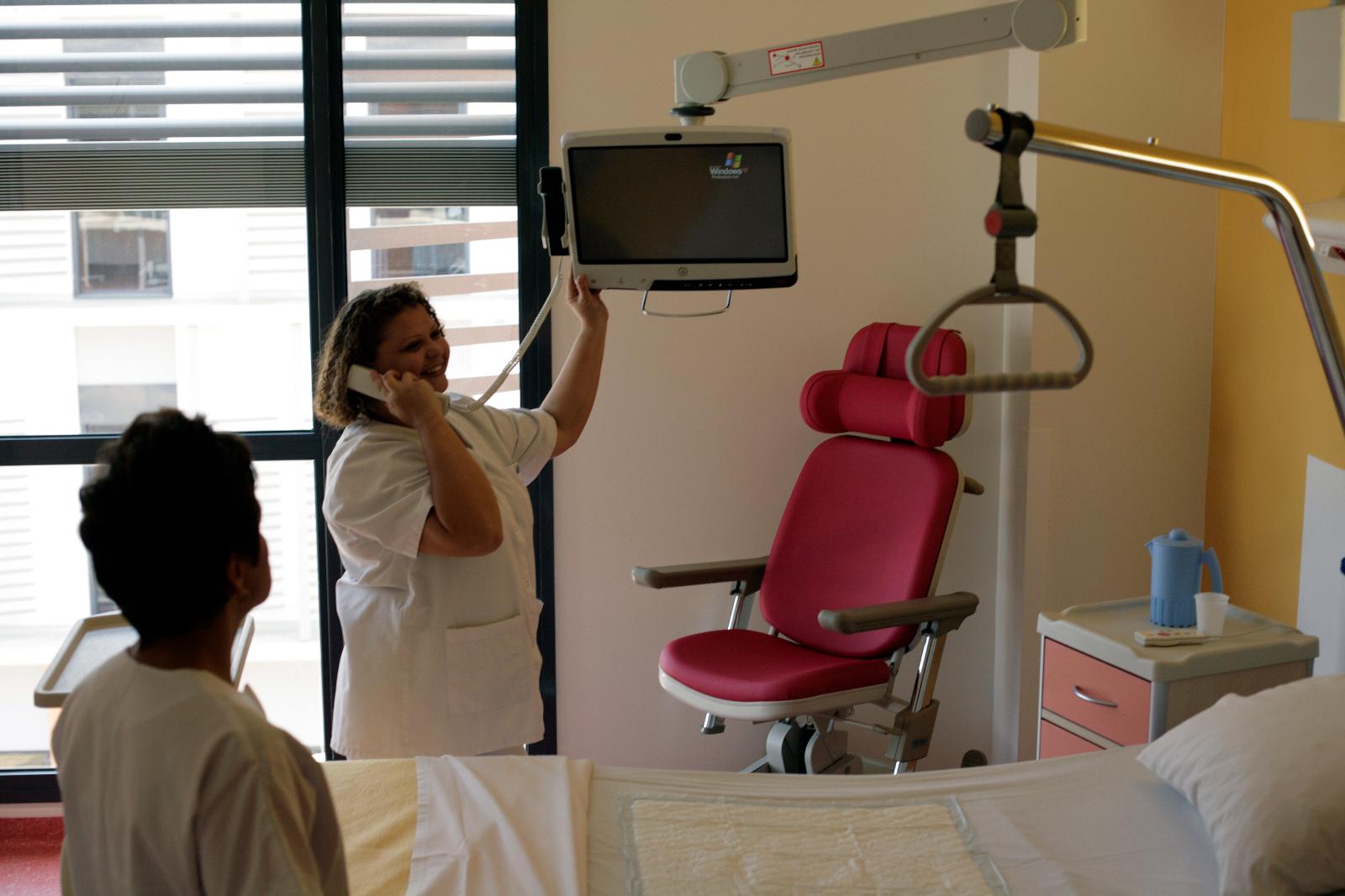 2 infirmières dans une chambre d'hôpital