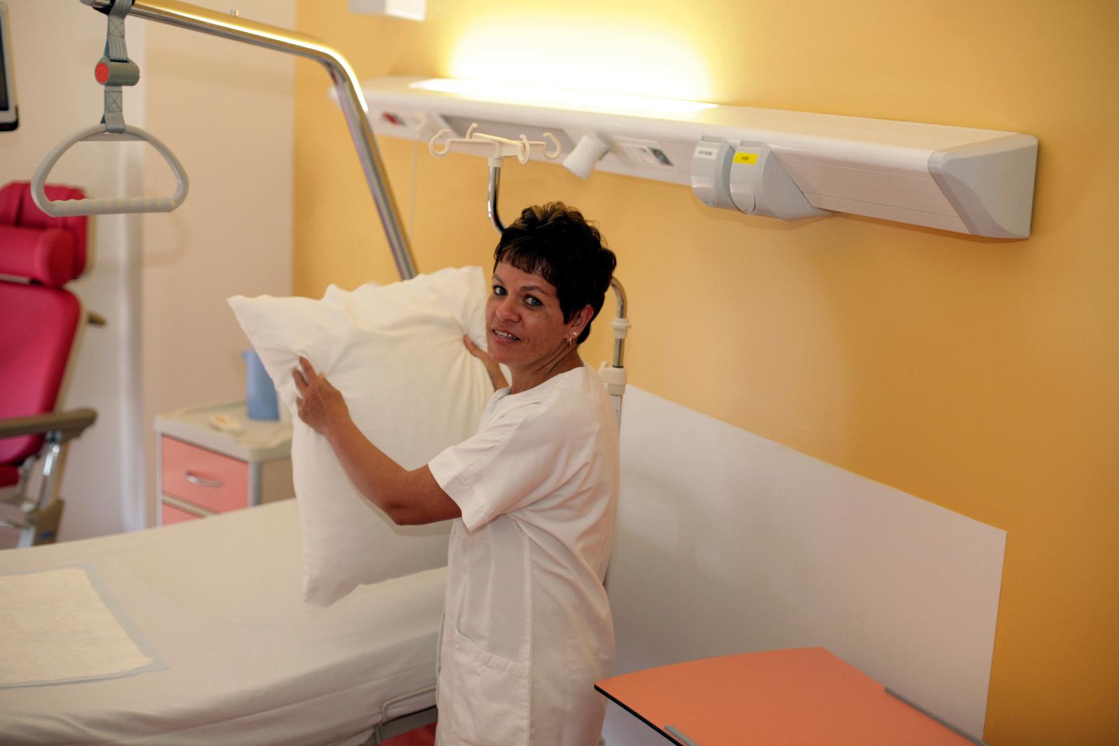 Infirmière portant un coussin