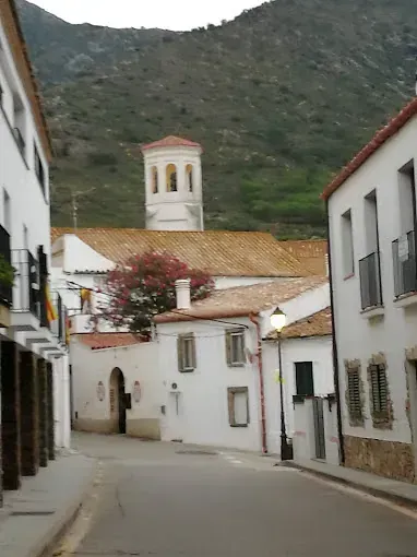 Una calle estrecha con una iglesia al fondo
