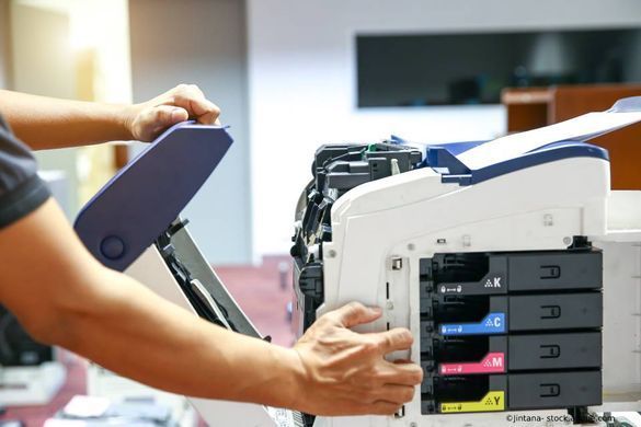 Techniker repariert Kopierer, Wartung Kopierer in Berlin-Charlottenburg