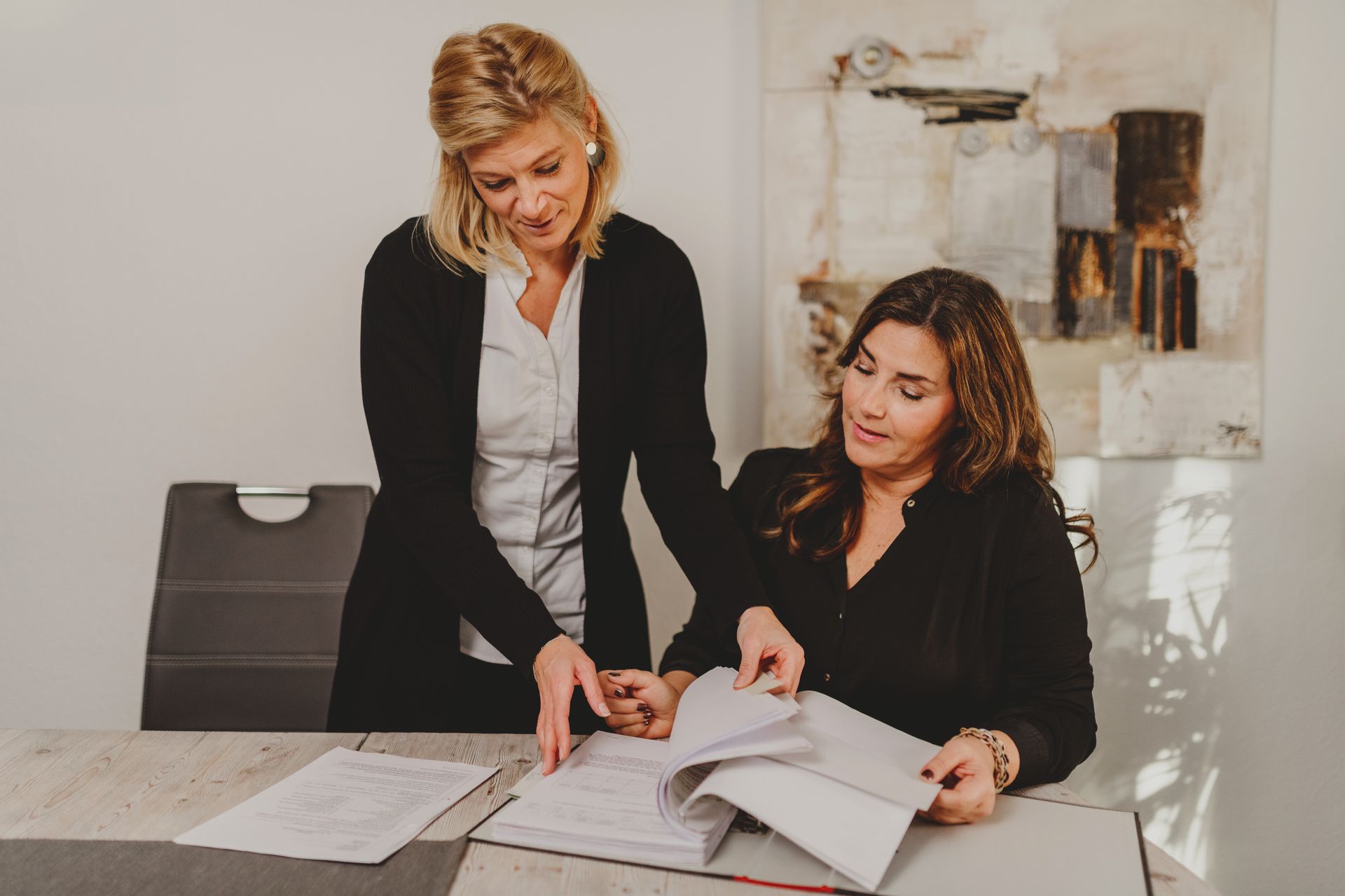 Mitarbeiter von Steuerberater Peter Neuhaus prüft Unterlagen