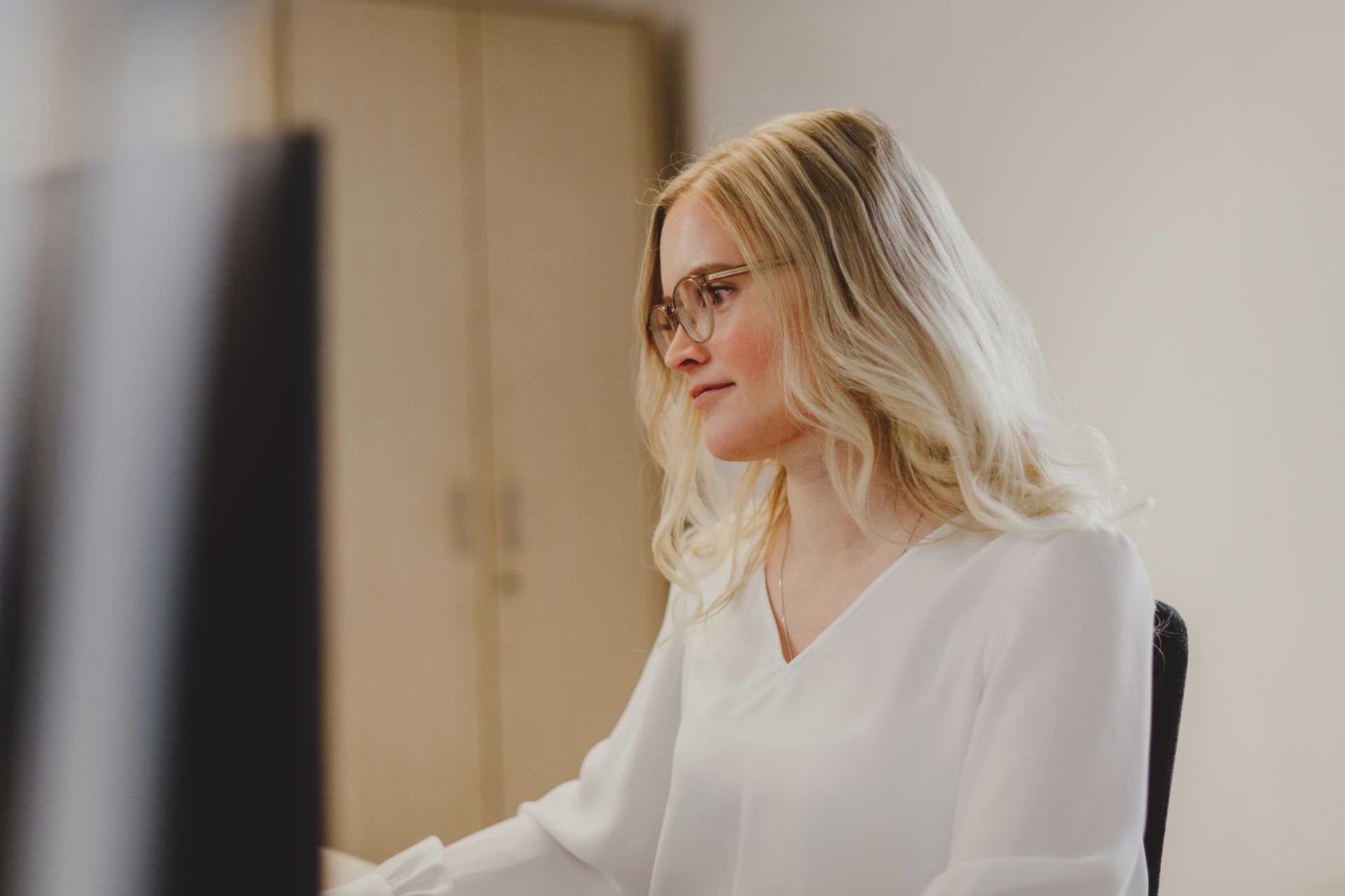 Mitarbeiter von Steuerberater Peter Neuhaus prüft Unterlagen