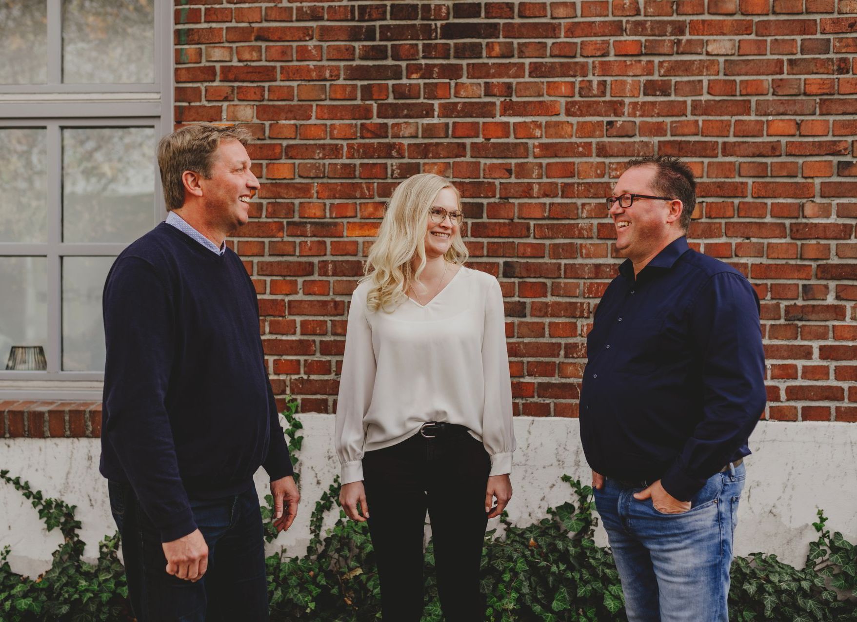 Mitarbeiter von Steuerberater Peter Neuhaus prüft Unterlagen