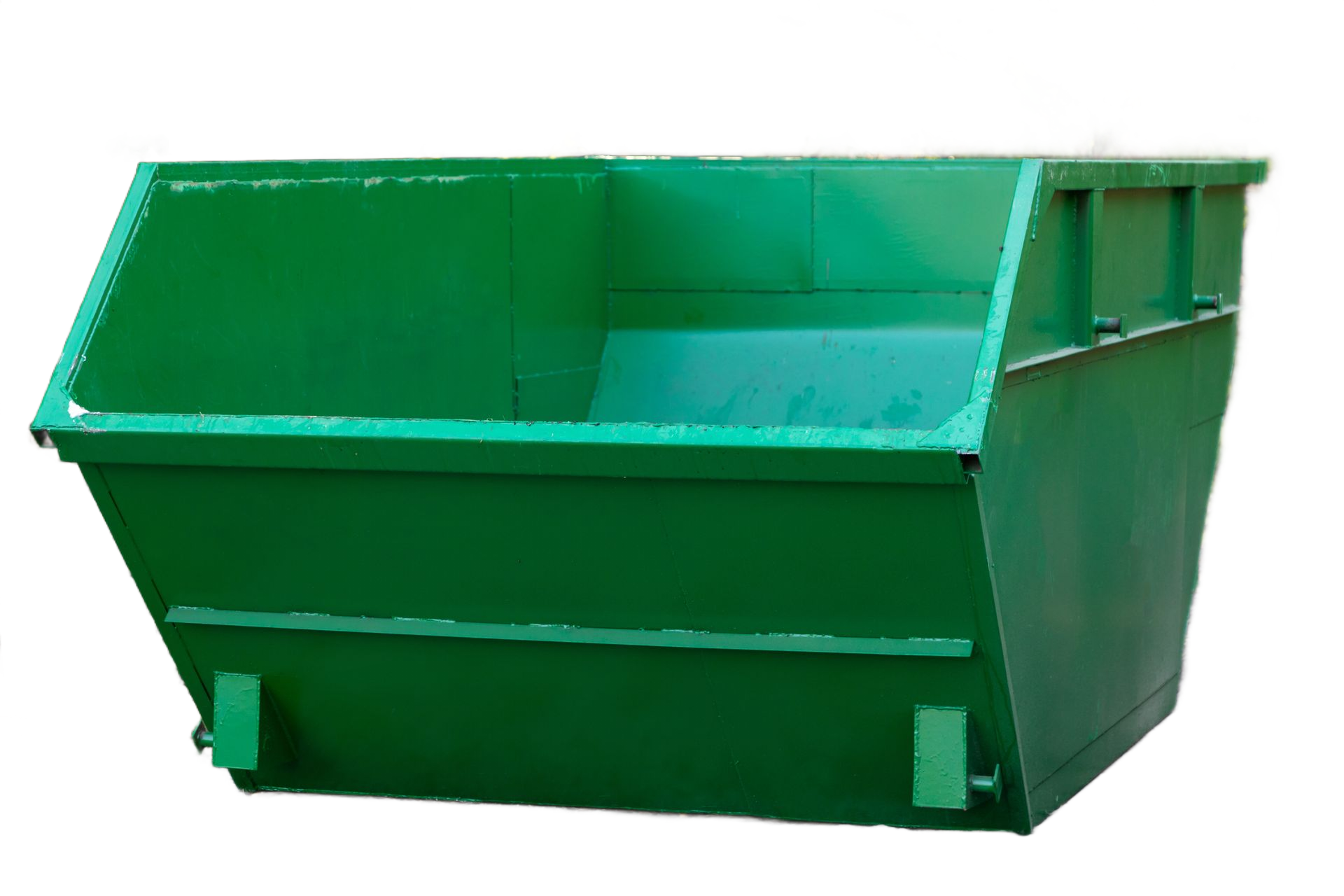 Conteneur à déchets industriel vert à façade inclinée.